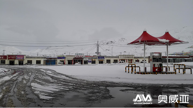 千磨萬擊還堅勁，任爾東西南北風(fēng)