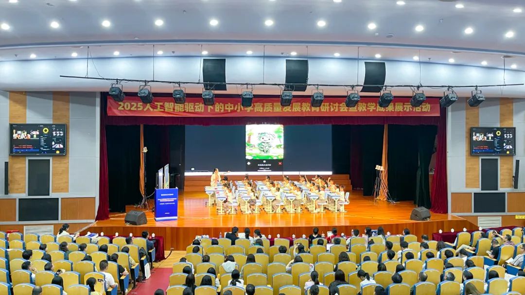 觀課老師實(shí)時(shí)查看課堂數(shù)據(jù)的變化.jpg 觀課老師實(shí)時(shí)查看課堂數(shù)據(jù)的變化.jpg