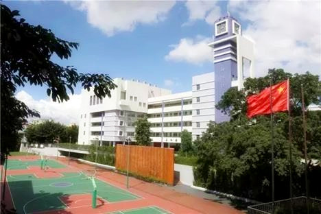 帶上移動(dòng)錄播去辦畢業(yè)典禮和期末表彰大會(huì)，全校2000名師生就都能看直播！