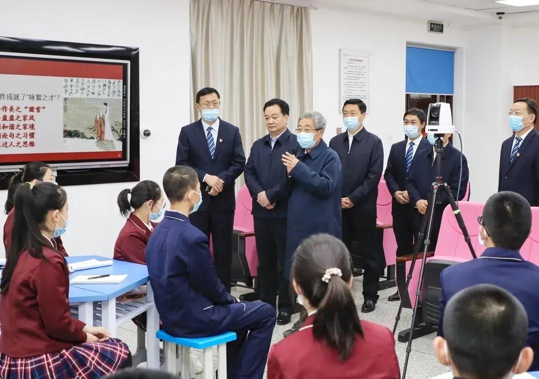 奧威亞在新疆丨兵團一中這節遠程互動課，陳寶生部長高度贊譽